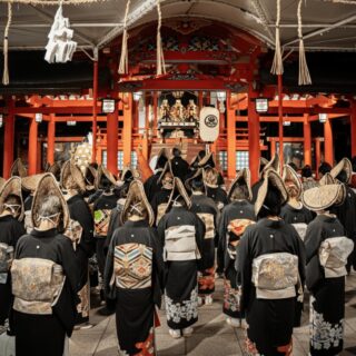 【いよいよ明日｜神戸花嫁道中2026】
凛とした黒留袖が、
夕暮れの神戸を歩きます。
まちを舞台に、
人と人がつながりながら生まれたこの行列。
いよいよ、明日2月22日 日曜日
神戸花嫁道中2026 開催です。
■ 当日の行列予定時間
🕔 17:00頃
行列披露｜生田神社 参道
🕠 17:20頃
行列披露｜三宮センター街1丁目
🕠 17:40頃
行列披露｜サンキタ通り
🕕 18:00頃
行列披露｜生田神社 参道
※時間は目安となります。
当日の進行状況により前後する場合がございます。
沿道でご覧いただく際は、周囲へのご配慮をお願いいたします。
☔ 雨天時について
雨天の場合は安全面を考慮し、
三宮センター街のみでの行列披露を予定しています。
👀 どうぞ、まちでその瞬間を見届けてください。
🚶‍♀️【参列について（重要）】
・参列は事前申込み済みの方のみ可能です
・お申し込みの方でも、連絡が取れておらず、入金確認ができていない方はご参加いただけません
・当日の飛び入り参加はできませんのでご了承ください
明日、神戸のまちが、
少しだけ特別な時間になります。
＊直接、生田神社やセンター街へのお問合せはお控えください。
#神戸花嫁道中
#神戸花嫁道中2026
#黒留袖行列
#神戸イベント