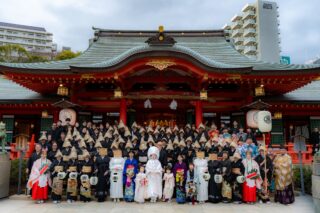 【御礼】  「神戸花嫁道中2026」は、おかげさまで無事に開催・終了いたしました。  前回とは打って変わって、今年はとても暖かく、お天気にも恵まれ、やわらかな光の中で黒留袖の行列を披露することができました。  当日は、主催側が想像していた以上に多くの方が沿道に足を止め、あたたかく見守ってくださり、心より感謝申し上げます。  行列に参加してくださった皆さま、協賛くださった皆様、スタッフの皆様。
そして、実際に現地でご覧くださった皆さま、SNSを通して行列の様子を追ってくださった皆さま。
それぞれの関わり方で、この時間を共につくっていただき、本当にありがとうございました。  すでに多くの方がさまざまなSNSにて
「#神戸花嫁道中」「#花嫁道中」などで
写真や動画を投稿してくださっています。
ぜひ検索して、さまざまな視点からの花嫁道中をご覧ください。  現在、イベントに関するお問い合わせやご連絡を多数いただいております。順次お返事させていただいておりますので、今しばらくお時間をいただけましたら幸いです。  また、今後も皆さまからお寄せいただいたお写真や、主催側で撮影した記録写真・動画を少しずつSNSでご紹介してまいります。  最新情報・写真の掲載は
Instagram公式アカウントにて発信しております。
ぜひフォローしてご覧ください。  ▶ 神戸花嫁道中 Instagram
@traditionalcultureparade  次回もまた開催できるよう、この経験を糧に、引き続き努めてまいります。  改めまして、神戸花嫁道中2026に関わってくださったすべての皆さまへ、心より感謝申し上げます。  今回のお写真はInstagramにてご連絡くださいました
軍曹’様 @toshi.xyz 
より、お送りいただいた集合写真です。
ありがとうございます。  #神戸花嫁道中2026