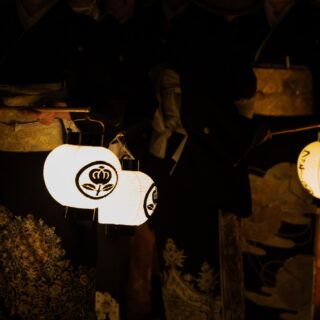 【神戸花嫁道中2026｜協賛申込は明日1/31まで】  神戸花嫁道中2026は、生田神社を基点に、花嫁姿で三宮のまちを巡行する伝統文化御披露目行列です。
神戸のまちの空気、歴史、受け継がれてきた装いや所作に触れることで、地域や文化の魅力に改めて気づく機会になればという想いで続けてきました。
この行列は、見る人・参加する人・支える人がいて完成します。
今回お願いしている「協賛」は、単なる支援や広告ではなく、
一緒につくり、未来につなぐための「共創」です。  提灯や手ぬぐいにお名前を入れて、この風景の一部になっていただけたら嬉しいです。  提灯は、江戸末期より京都にて提灯の製造をされている奥川提灯店にて、​熟練の職人が和紙・竹の仕入からこだわり、すべて手作業で製造される京提灯です。
名入れいただいた提灯は終了後にお渡しいたします。  ▶︎ 協賛申込（明日1/31締切）
@traditionalcultureparade 
プロフィールにあるURLより詳細ご確認ください。  ――――――――――
◆ 神戸花嫁道中2026 ◆
📅 2026年2月22日（日）16:00〜19:00
📍 生田神社を基点に三宮中心地を巡行
――――――――――  🚩協賛プランのご案内🚩
神戸花嫁道中2026では、少額からご参加いただける3つの共創プランをご用意しています。
🌸 松｜提灯 名入れ　¥20,000（税込）
・提灯への名入れ
・花嫁行列で実際に使用
・提灯 一張お渡し
ご協賛者の名称（個人名・企業名・店名など）を提灯一張に一名入れするオーダーメイドです。花嫁行列で使用後、そのままお渡しします。最も華やかで、記念性の高いプランです。
🌸 竹｜手ぬぐい 名入れ　¥10,000（税込）
・手ぬぐいへの名入れ
・手ぬぐい 三枚お渡し
神戸花嫁道中2026オリジナル手ぬぐいにご協賛者名を掲載します。3枚お渡しするほか、参列者配布・当日販売にも使用されるため、多くの方の目に触れるプランです。
🌸 梅｜手ぬぐい 名入れ
¥5,000（税込）
・手ぬぐいへの名入れ
・手ぬぐい 一枚お渡し
神戸花嫁道中2026オリジナル手ぬぐいにご協賛者名を掲載し、1枚をお渡しします。手軽に応援いただける基本プランです。
どのプランも、「この風景を未来につなぎたい」という気持ちへの参加です。
よろしくお願いします。  #神戸花嫁道中