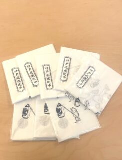 【神戸花嫁道中2026｜協賛申込 本日1/31締切】  神戸花嫁道中2026 協賛申込もいよいよ本日締切となりました。
提灯だけでなく、手ぬぐいへの名入れも本日まで受け付けています。
神戸花嫁道中2026のオリジナル手ぬぐいは、絵付け職人が描いた「鳥獣戯画」をモチーフにした花嫁行列の図柄。
その中に、ご希望のお名前（個人名・店名・団体名など）をお入れします。
この行列は、見る人・参加する人・支える人がいて完成します。
協賛は、単なる支援ではなく、この風景を一緒につくり、未来へつなぐための参加です。
今日という節目に、この一日に名前を刻んでいただけたら嬉しいです。  ▶︎ 協賛申込（明日1/31締切）
@traditionalcultureparade
プロフィールにあるURLより詳細ご確認ください。  ――――――――――
◆ 神戸花嫁道中2026 ◆
📅 2026年2月22日（日）16:00〜19:00
📍 生田神社を基点に三宮中心地を巡行
――――――――――  🚩協賛プランのご案内🚩
神戸花嫁道中2026では、少額からご参加いただける3つの共創プランをご用意しています。  🌸 松｜提灯 名入れ　¥20,000（税込）
・提灯への名入れ
・花嫁行列で実際に使用
・提灯 一張お渡し
ご協賛者の名称（個人名・企業名・店名など）を提灯一張に一名入れするオーダーメイドです。花嫁行列で使用後、そのままお渡しします。最も華やかで、記念性の高いプランです。  🌸 竹｜手ぬぐい 名入れ　¥10,000（税込）
・手ぬぐいへの名入れ
・手ぬぐい 三枚お渡し
神戸花嫁道中2026オリジナル手ぬぐいにご協賛者名を掲載します。3枚お渡しするほか、参列者配布・当日販売にも使用されるため、多くの方の目に触れるプランです。  🌸 梅｜手ぬぐい 名入れ　¥5,000（税込）
・手ぬぐいへの名入れ
・手ぬぐい 一枚お渡し
神戸花嫁道中2026オリジナル手ぬぐいにご協賛者名を掲載し、1枚をお渡しします。手軽に応援いただける基本プランです。  どのプランも、「この風景を未来につなぎたい」という気持ちへの参加です。
よろしくお願いします。  #神戸花嫁道中