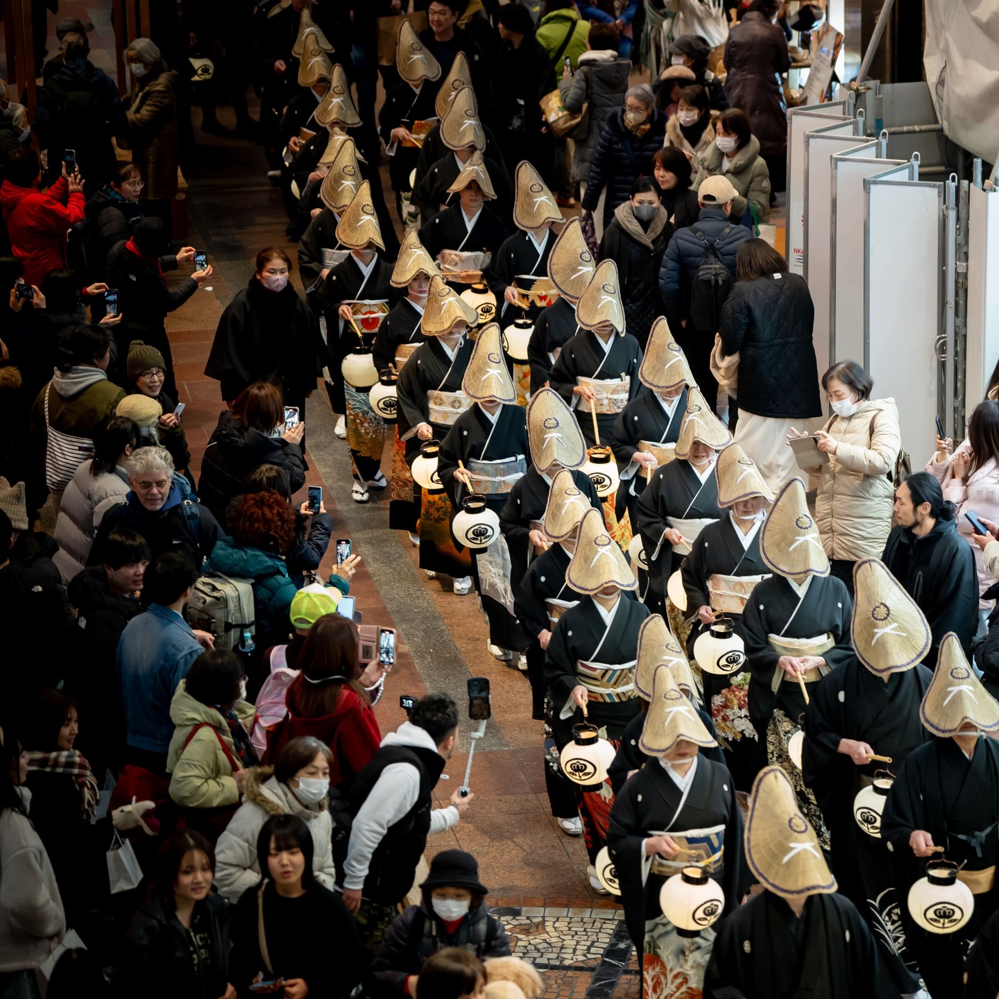 📣【ボランティアスタッフ追加募集｜神戸花嫁道中2026】📣  生田神社から三宮へ。
神戸のまちを舞台に歩く、
一日限りの参加型・花嫁行列
「神戸花嫁道中2026」。  ありがたいことに参加者が増えており、
当日の運営を支えながら
行列の一部として一緒に歩いてくださる
ボランティアスタッフを追加募集しています。  ―――――
▼ボランティアとしての関わり方
・備品の受け渡し、設営・撤収
・花嫁行列のサイドを一緒に歩き、進行サポート  ※着物の着用はありませんが、
スタッフも行列の流れの中に入り、
同じ道を一緒に巡行します。  見る側ではなく、
風景をつくる側として参加できることが
このボランティアのいちばんの特典です。  ―――――
▼活動時間
13:00〜19:00（予定）  ▼服装
黒い羽織を貸与します
（中は動きやすい服装でお越しください）  🎁参加特典
本イベントオリジナル手ぬぐい進呈  ―――――
▶ 詳細・お申込みは
@traditionalcultureparade
プロフィールURLよりご確認ください  ▶ ご質問・参加希望の方は
DMでもお気軽にご連絡ください  「行列の中を歩いた記憶」が残る一日を、
ぜひ一緒につくりましょう。  #神戸花嫁道中
#神戸イベント
#参加型イベント
#ボランティア募集
#イベントボランティア
#生田神社
#三宮