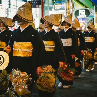 【神戸花嫁道中2026｜あなたのストーリーを聞かせてください】  神戸花嫁道中を始めた理由の一つに、家で眠っている黒留袖を着る機会をつくりたいという思いがありました。
黒留袖は、嫁入り道具の一つ。
そこには、それぞれのご家族のストーリーがあるように思っています。  今回、神戸花嫁道中2026の開催にあたり、
「還暦の記念に友人と参加します」
「20歳の記念に参加したいです」
「亡くなった母の黒留袖を着て参列したいです」
など、さまざまなお話を伺いました。
また、今回は参加が叶わなかったけれど、
黒留袖を着て見に来てくださった方もいらっしゃいました。  神戸花嫁道中に参加する際の思い、
黒留袖にまつわるご家族の物語など、
もしよろしければ、皆さまのストーリーを少しお聞かせいただけたら嬉しいです。  ✏️ストーリー募集フォーム
@traditionalcultureparade 
プロフィールのリンクよりご記入ください。  https://forms.gle/tNxtuctmZ6ZC5B4MA  #神戸花嫁道中