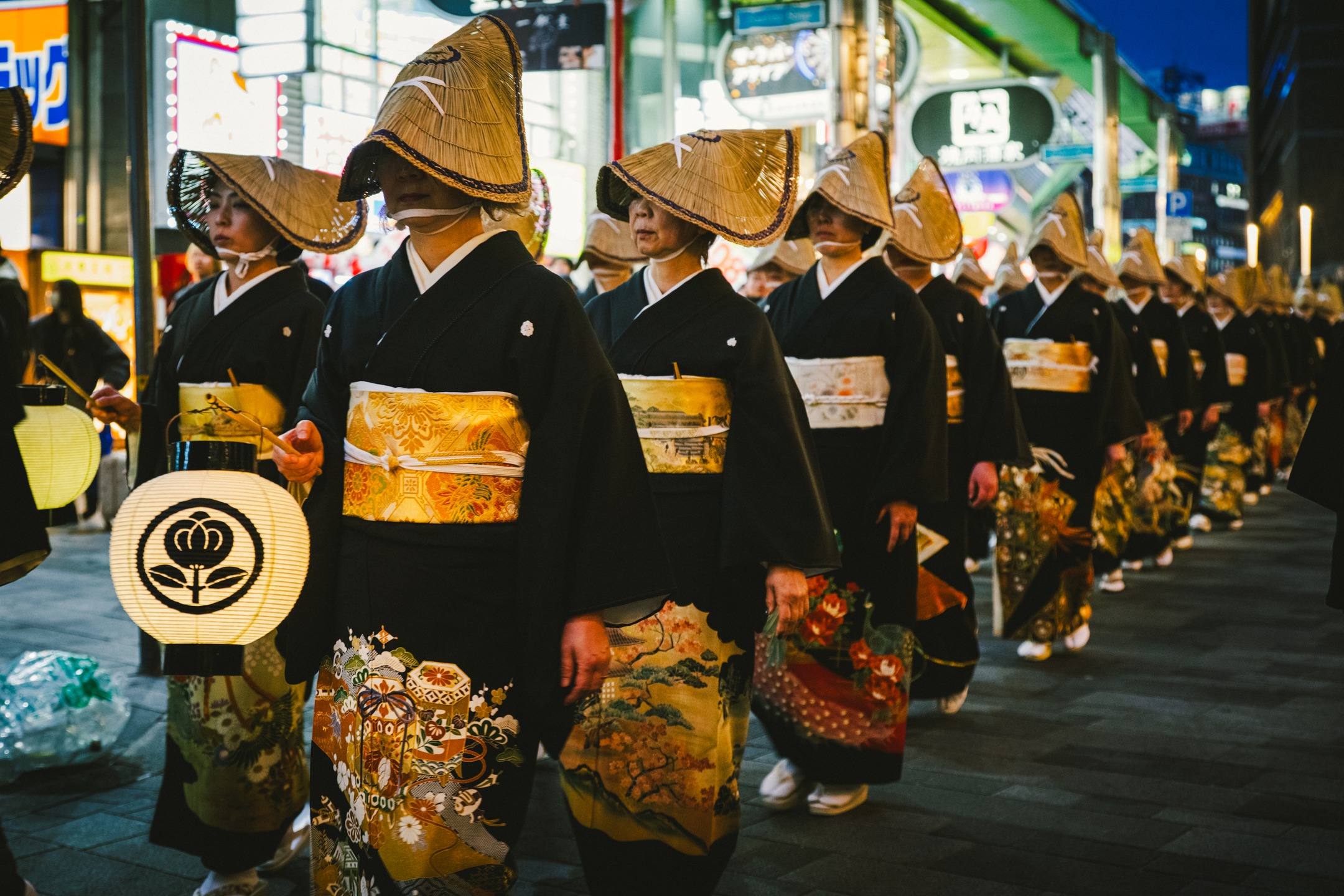 【神戸花嫁道中2026｜あなたのストーリーを聞かせてください】  神戸花嫁道中を始めた理由の一つに、家で眠っている黒留袖を着る機会をつくりたいという思いがありました。
黒留袖は、嫁入り道具の一つ。
そこには、それぞれのご家族のストーリーがあるように思っています。  今回、神戸花嫁道中2026の開催にあたり、
「還暦の記念に友人と参加します」
「20歳の記念に参加したいです」
「亡くなった母の黒留袖を着て参列したいです」
など、さまざまなお話を伺いました。
また、今回は参加が叶わなかったけれど、
黒留袖を着て見に来てくださった方もいらっしゃいました。  神戸花嫁道中に参加する際の思い、
黒留袖にまつわるご家族の物語など、
もしよろしければ、皆さまのストーリーを少しお聞かせいただけたら嬉しいです。  ✏️ストーリー募集フォーム
@traditionalcultureparade 
プロフィールのリンクよりご記入ください。  https://forms.gle/tNxtuctmZ6ZC5B4MA  #神戸花嫁道中